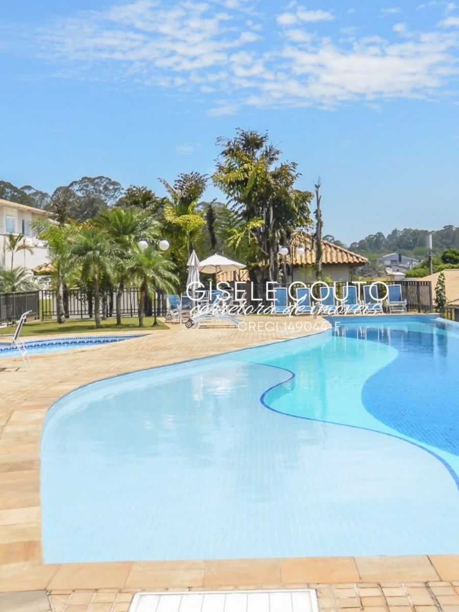Área de lazer de condomínio com piscina e jardim